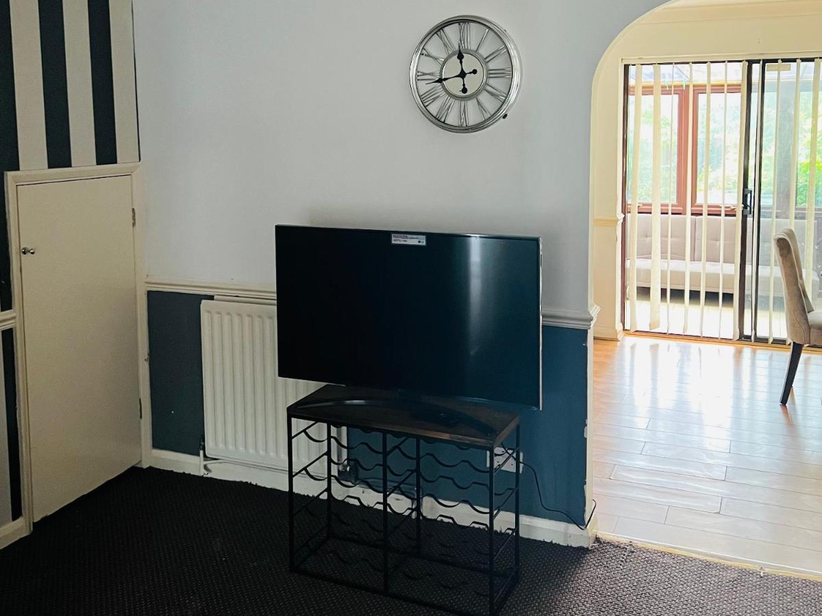 Clove, 3-4 Bed House With Garden, Free Parking, Sleeps 9 In Grays & Chafford Hundred Stifford Екстер'єр фото