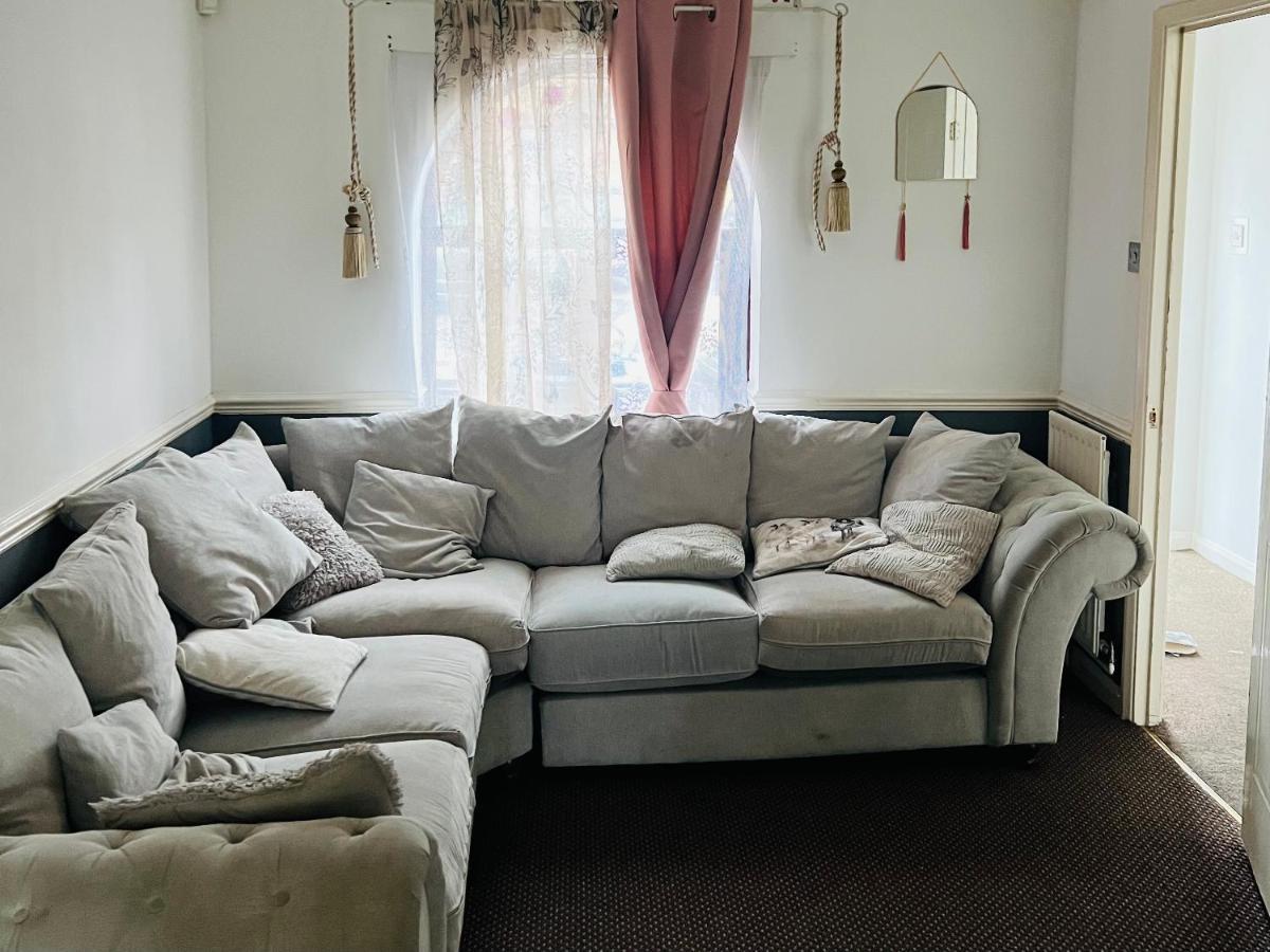 Clove, 3-4 Bed House With Garden, Free Parking, Sleeps 9 In Grays & Chafford Hundred Stifford Екстер'єр фото