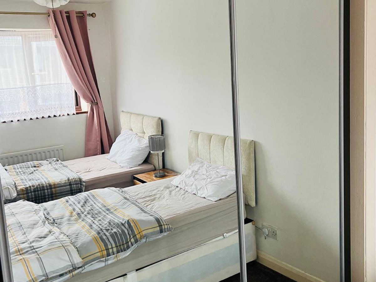 Clove, 3-4 Bed House With Garden, Free Parking, Sleeps 9 In Grays & Chafford Hundred Stifford Екстер'єр фото