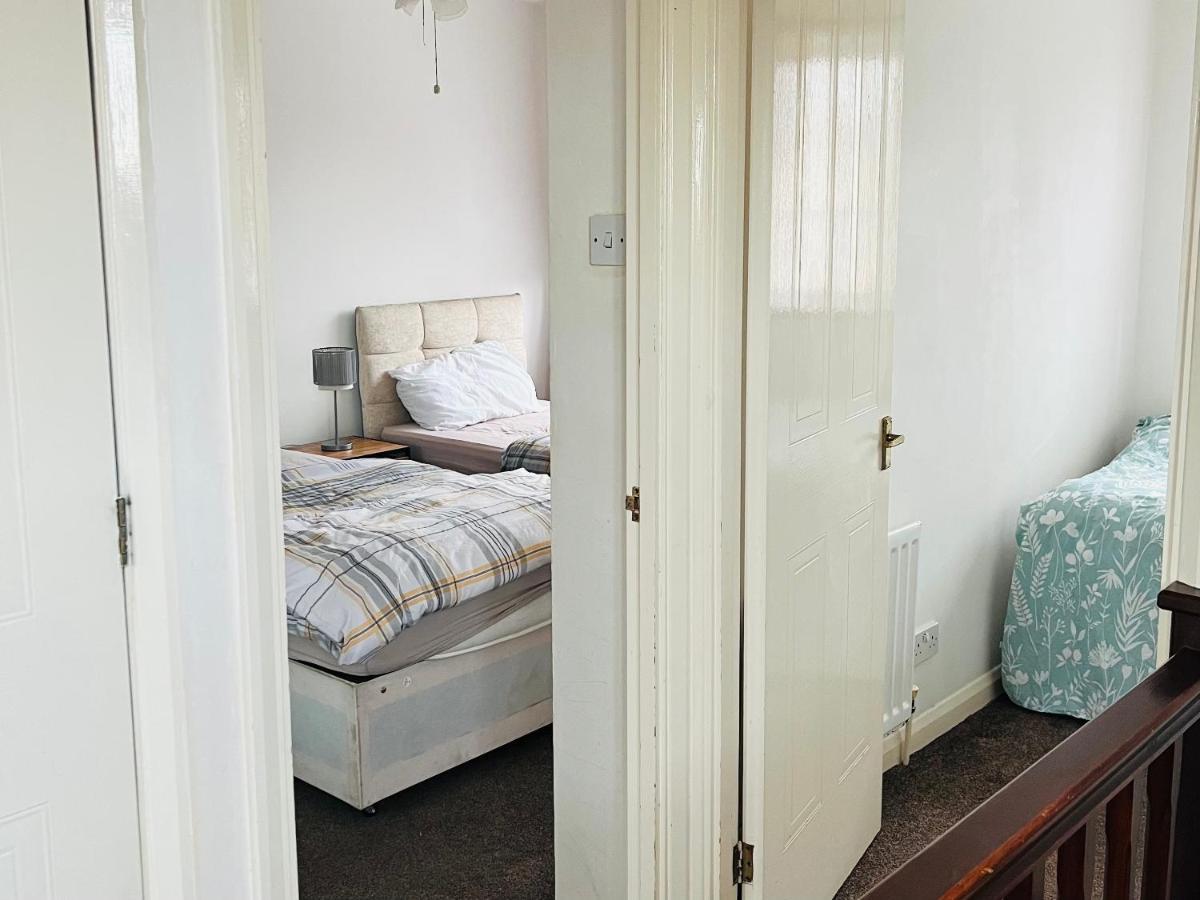 Clove, 3-4 Bed House With Garden, Free Parking, Sleeps 9 In Grays & Chafford Hundred Stifford Екстер'єр фото