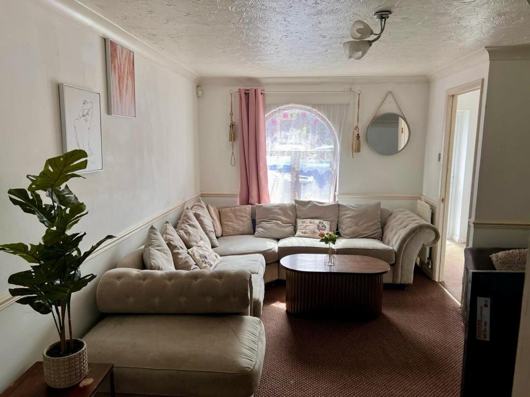 Clove, 3-4 Bed House With Garden, Free Parking, Sleeps 9 In Grays & Chafford Hundred Stifford Екстер'єр фото