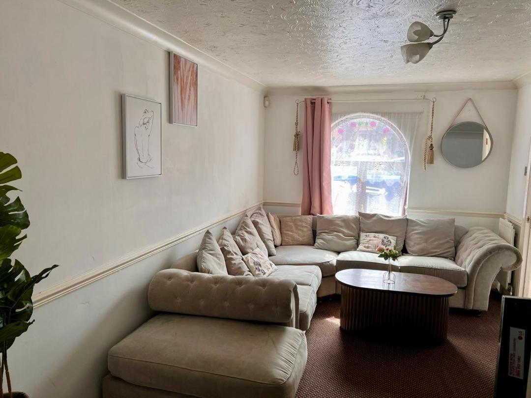 Clove, 3-4 Bed House With Garden, Free Parking, Sleeps 9 In Grays & Chafford Hundred Stifford Екстер'єр фото