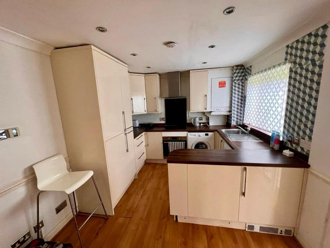 Clove, 3-4 Bed House With Garden, Free Parking, Sleeps 9 In Grays & Chafford Hundred Stifford Екстер'єр фото