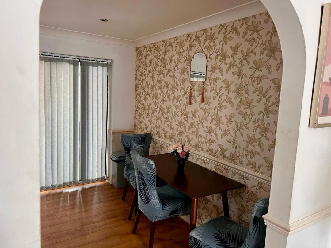 Clove, 3-4 Bed House With Garden, Free Parking, Sleeps 9 In Grays & Chafford Hundred Stifford Екстер'єр фото