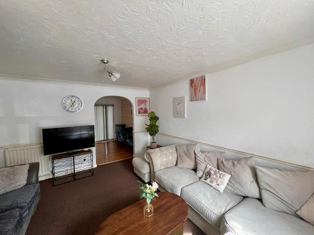 Clove, 3-4 Bed House With Garden, Free Parking, Sleeps 9 In Grays & Chafford Hundred Stifford Екстер'єр фото