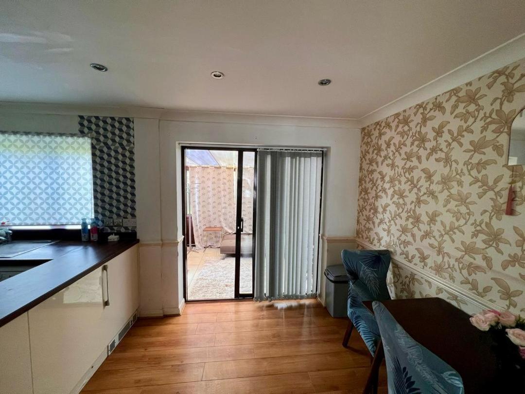 Clove, 3-4 Bed House With Garden, Free Parking, Sleeps 9 In Grays & Chafford Hundred Stifford Екстер'єр фото