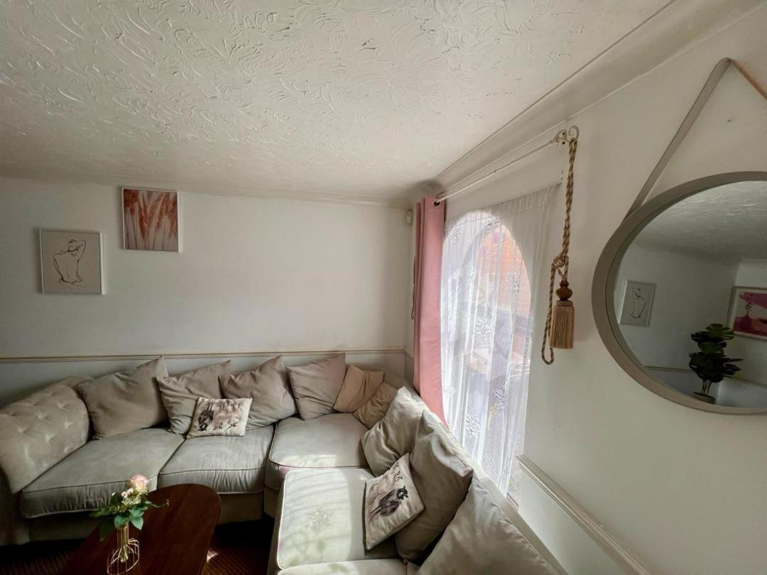 Clove, 3-4 Bed House With Garden, Free Parking, Sleeps 9 In Grays & Chafford Hundred Stifford Екстер'єр фото