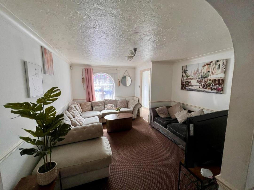 Clove, 3-4 Bed House With Garden, Free Parking, Sleeps 9 In Grays & Chafford Hundred Stifford Екстер'єр фото