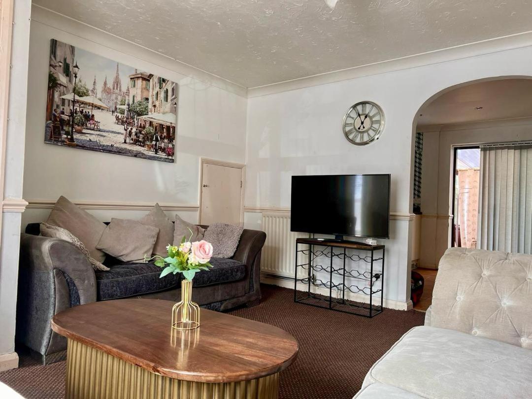 Clove, 3-4 Bed House With Garden, Free Parking, Sleeps 9 In Grays & Chafford Hundred Stifford Екстер'єр фото