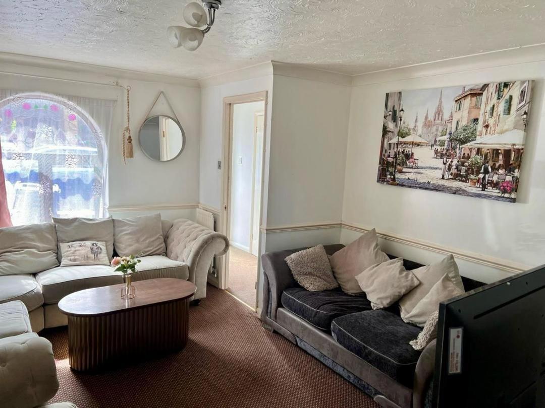 Clove, 3-4 Bed House With Garden, Free Parking, Sleeps 9 In Grays & Chafford Hundred Stifford Екстер'єр фото