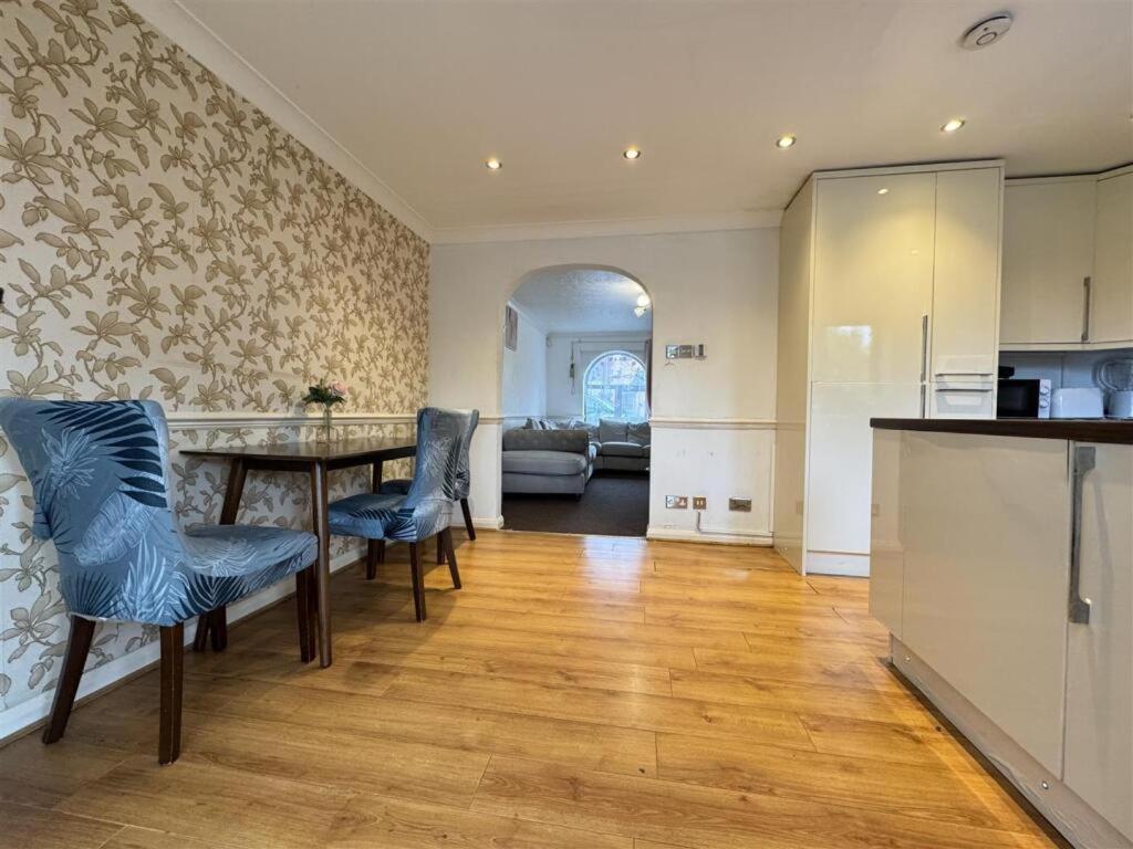 Clove, 3-4 Bed House With Garden, Free Parking, Sleeps 9 In Grays & Chafford Hundred Stifford Екстер'єр фото