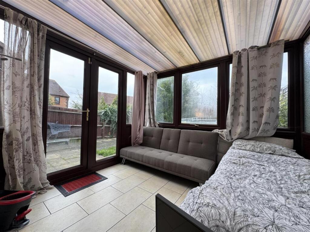 Clove, 3-4 Bed House With Garden, Free Parking, Sleeps 9 In Grays & Chafford Hundred Stifford Екстер'єр фото